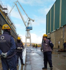 Trabajadores de la contrata Nervión, sin trabajar a la espera de medidas de seguridad frente al coronavirus en el astillero Armon