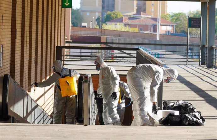 Miembros de la UME desinfectando la estación de Santa Justa de Sevilla.