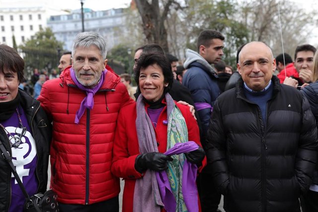 (I-D) El ministro del Interior, Fernando Grande-Marlaska, la ministra de Educación, Isabel Celaá, y el diputado socialista en el Congreso de los Diputados, Rafael Simancas, en los momentos previos a la manifestación del 8M (Día Internacional de la Mujer),