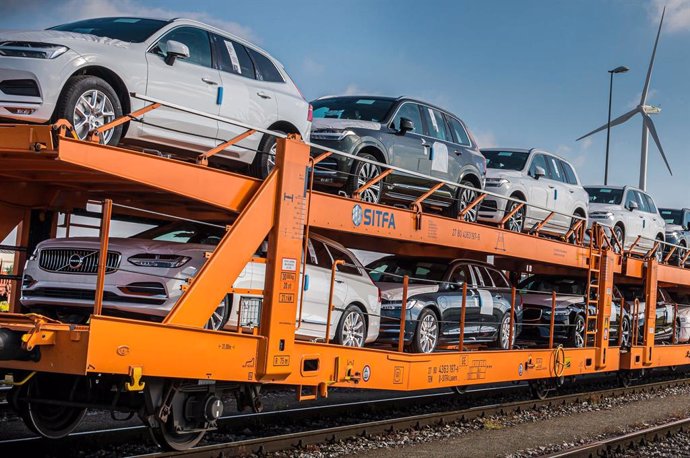 Vehículos de Volvo en trenes.