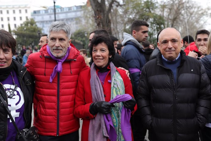 (E-D) El ministre de l'Interior, Fernando Grande-Marlaska, la ministra d'Educació, Isabel Celaá, i el diputat socialista al Congrés dels Diputats, Rafael Simancas, en la manifestació del 8M.