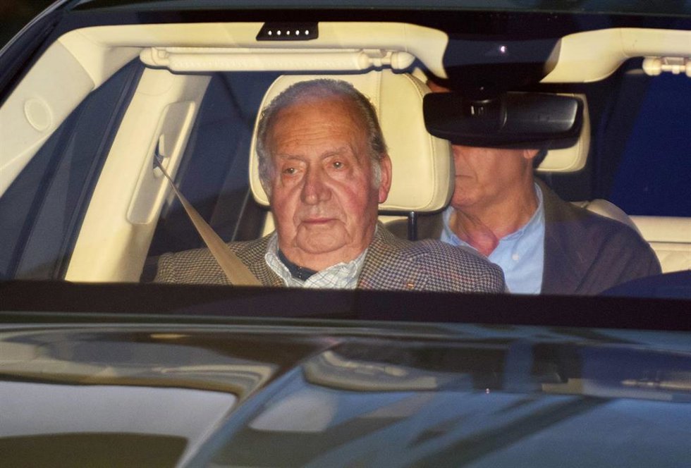 El Rey Juan Carlos y la Infanta Elena visitan a Simoneta Gómez-Acebo en su ingreso hospitalario