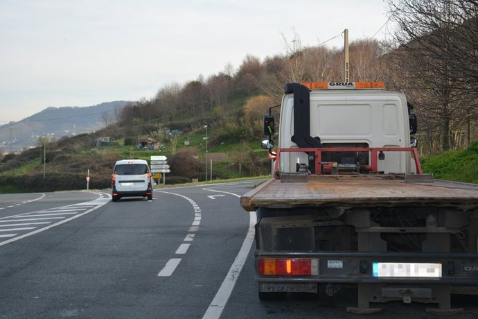 Grúa en carretera vasca