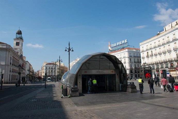 Una de las salidas de la estación de metro y cercanías de Sol, con apenas transeúntes en el primer día tras la entrada en vigor del Estado de Alarma, en Madrid (España) a 15 de marzo de 2020.