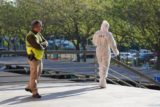 Miembros de la UME desinfectando la estación de Santa Justa de Sevilla este lunes