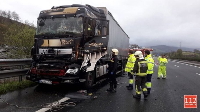 Colisión de dos camiones en Molledo