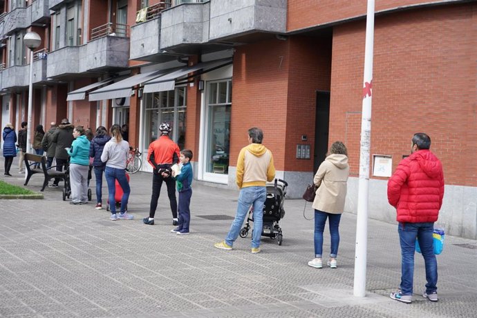 Decenas de personas esperan para poder realizar compras en supermercados de Bilbao un día después del anuncio de Estado de Alarma en España debido al coronavirus, en Bilbao, Vizcaya, País Vasco (España), a 14 de marzo de 2020.