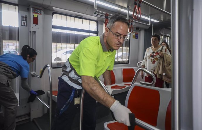 Dos trabajadores limpian los pasamanos y barandillas del metro para combatir la propagación de la epidemia del coronavirus Covid-19. En Sevilla, (Andalucía, España), a 12 de marzo de 2020.