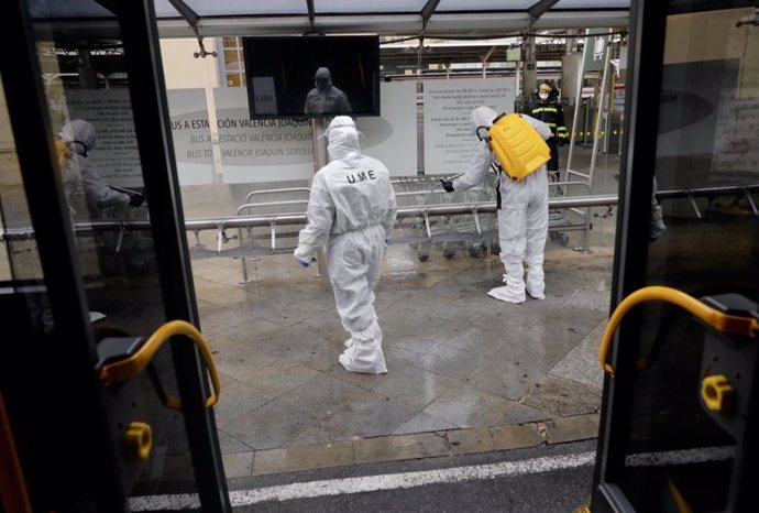 Agentes de la Unidad Militar de Emergencias (UME) realizan trabajos de desinfección y limpieza en la Estación del Norte de Valencia durante el estado de alarma decretado en España como contención del coronavirus, en Valencia, a 16 de marzo de 2020.