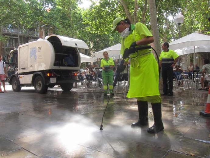 Neteja de carrer de xiclets i taques a Barcelona, en una imatge d'arxiu