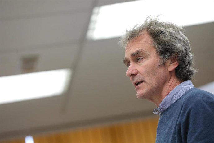 El director del Centro de Coordinación de Alertas y Emergencias Sanitarias, Fernando Simón, responde a los medios en la rueda de prensa posterior a la reunión de seguimiento del coronavirus en el Ministerio de Sanidad, Madrid (España), a 9 de marzo de 2