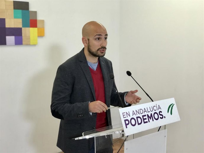 El responsable de la Secretaría Política y de Comunicación de Podemos Andalucía, Pablo Pérez Ganfornina, en rueda de prensa.