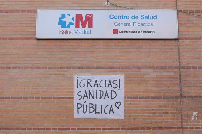Cartel de apoyo a los sanitarios de los hospitales que luchan contra el coronavirus, en Madrid (España).