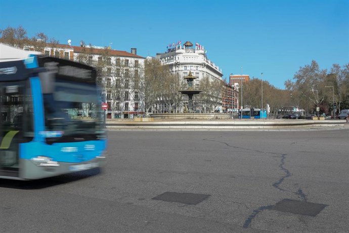 Un autobús transita por calles de Madrid totalmente vacías un día después de la declaración de estado de alarma en todo el país