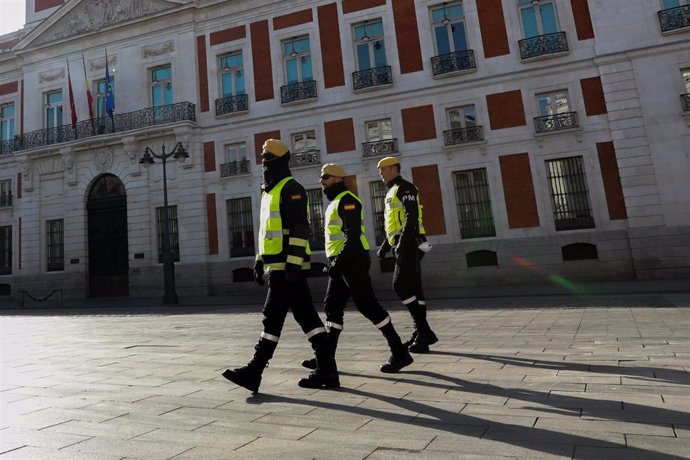 Militares de la UME pasean por Madrid para controlar quién sale de casa en plena crisis del coronavirus
