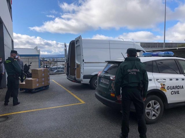 La Guardia Civil interviene en una fábrica de Jaén 150.000 mascarillas y las traslada a Madrid por el coronavirus