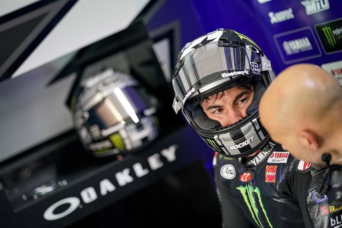 El piloto español Maverick Viñales habla con uno de sus ingenieros en el box del Circuito de Losail