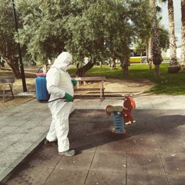 Un empleado municipal en Murcia realizando tareas de limpieza