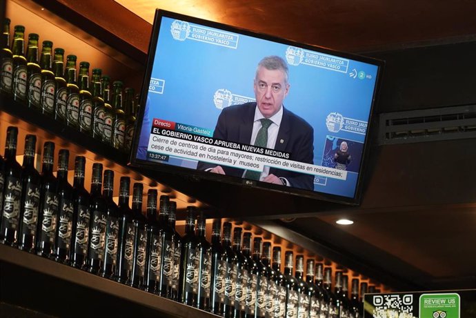 Clientes en un bar observan la comparecencia que el Gobierno Vasco ha dado por televisión para informar de las nuevas medidas adaptadas debido al avance del coronavirus, en Bilbao, Vizcaya, País Vasco (España), a 14 de marzo de 2020.