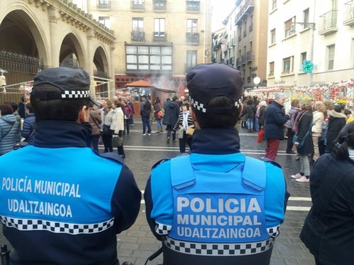 Dos agentes de Policía Municipal de Pamplona.