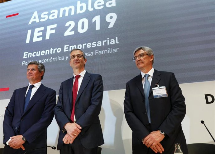 (I-D) El presidente del Instituto de Empresa Familiar,  Francisco José Riberas; el gobernador del Banco de España, Pablo Hernández de Cos; y el presidente de Deloitte España, Fernando Ruiz, durante la Asamblea Anual de Socios del Instituto de la Empresa