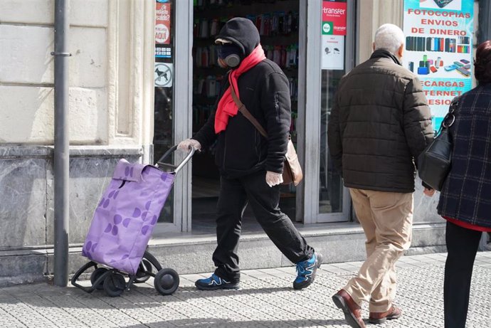 Un hombre pasea protegido con mascarilla por Bilbao tras el anuncio de Estado de Alarma en España, en Bilbao (España), a 14 de marzo de 2020.