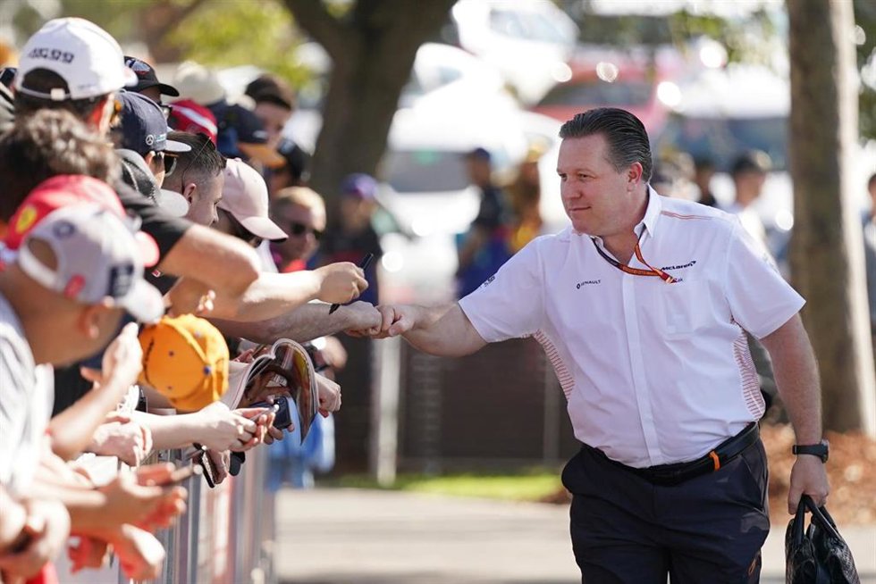 Zak Brown, CEO de McLaren, saluda a los aficionados de Melbourne
