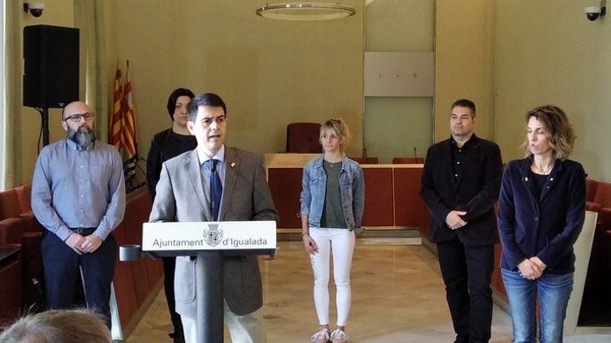 L'alcalde d'Igualada Marc Castells i la consellera ngels Chacón, en roda de premsa el diumenge 15 de mar de 2020 (ARXIU).
