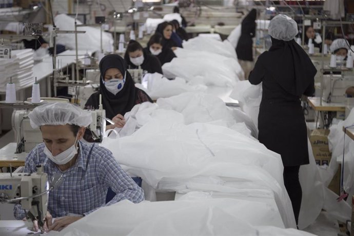 Taller de costura para la fabricación de ropa para el personal sanitario frente al coronavirus en Teherán