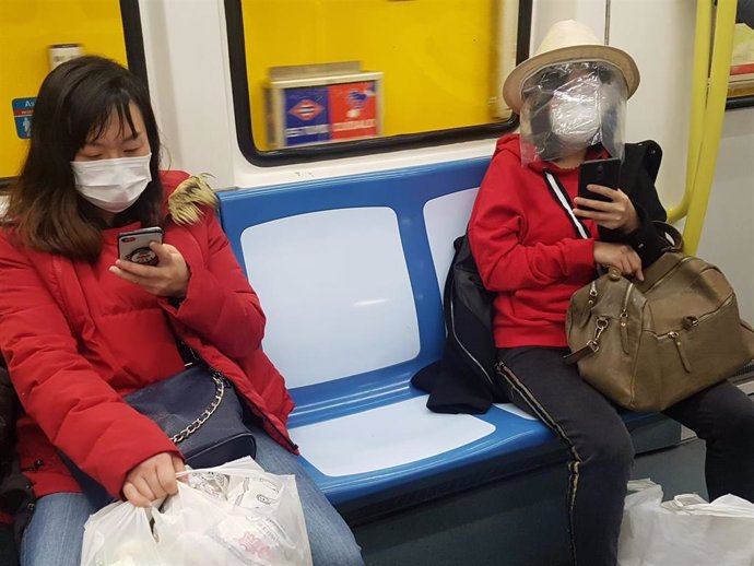 Viajeros con mascarilla en el Metro de Madrid
