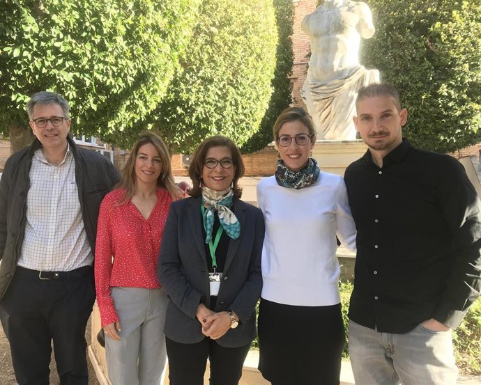 La doctora Beatriz Ponte, responsable de la Unidad del Glaucoma del Virgen Macarena, con parte de su equipo, y el responsable del Servicio de Oftalmología dr Enrique de la Rua