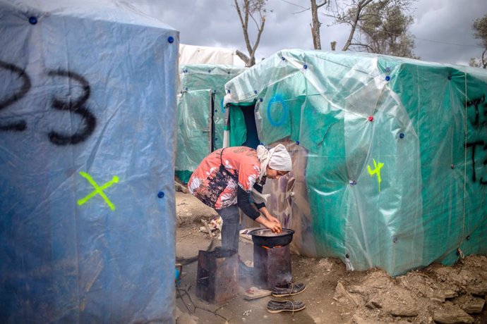 Europa.- Registrado un fuerte incendio en el campo de refugiados de Moria, en Le