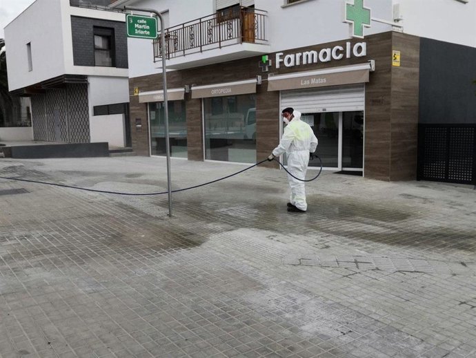 Imagen de un operario de limpieza en la localidad de Las Rozas, junto a una farmacia.