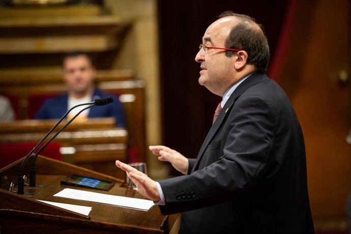 El líder del PSC, Miquel Iceta, interviene desde la tribuna en la sesión plenaria celebrada en el Parlament tres días después de conocerse la sentencia del 'procés', en Barcelona (Cataluña, España), a 17 de octubre de 2019.