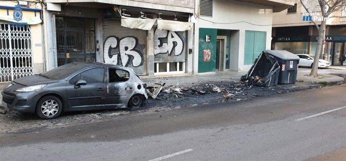 Restos de contenedores quemados y daños a un coche en un incendio provocado en la calle General Riera de Palma.