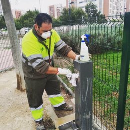 Labores de limpieza y desinfección en los jardines infantiles y zonas de descanso de Joven Futura de Murcia