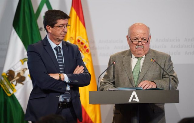 El vicepresidente de la Junta, Juan Marín(1I) y el consejero de Salud, Jesús Aguirre (1d), durante la rueda de prensa para informar de la situación del coronavirus en la comunidad autónoma andaluza. (Foto de archivo).
