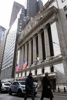 EEUU.- Wall Street suspende la cotización 15 minutos tras caer un 8,14% en la ap