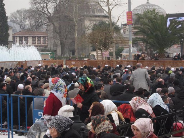Imagen de archivo de musulmanes rezando en Turquía. 