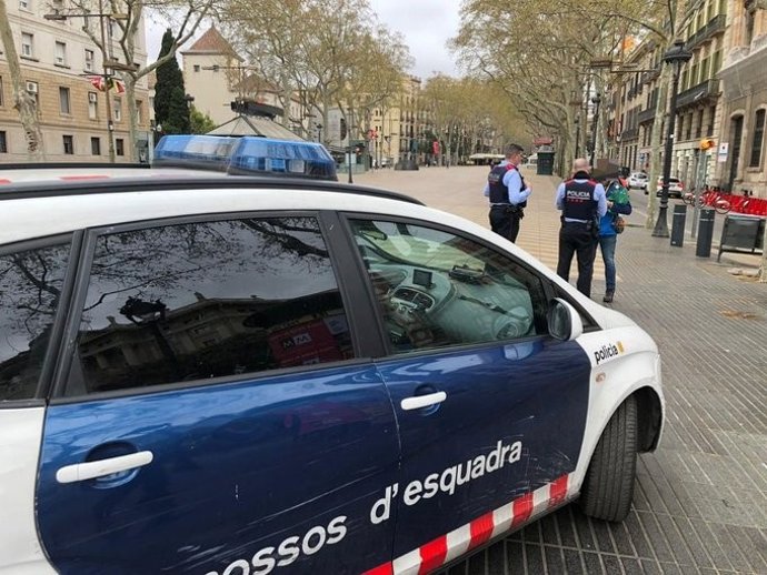 Mossos identifica a personas que incumplían el confinamiento por coronavirus en Catalunya, el 16 de marzo de 2020.
