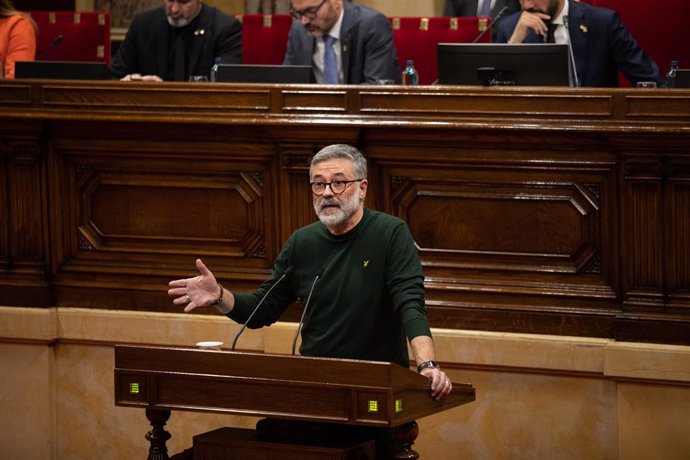 El diputat de la CUP en el Parlament, Carles Riera, intervé des del faristol durant un Ple del Parlament de Catalunya, en la mateixa jornada en la qual la Taula ha assumit la cessió de Torra com a diputat, a Barcelona (Espanya), a 27 de gener de 2020.