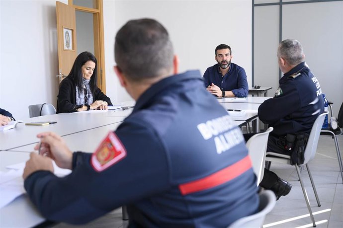 El alcalde de Almería, Ramón Fernández-Pacheco, se reúne con los servicios de seguridad municipales