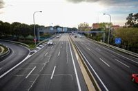 Las principales carreteras madrileñas registran hoy la mitad de circulación que el pasado lunes