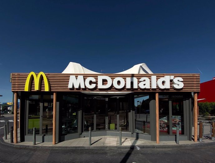 Foto del  restaurante de comida rápida McDonalds en el que puede verse la fachada principal del edificio con el logotipo de la cadena. En Madrid a jueves 24 de octubre de 2019