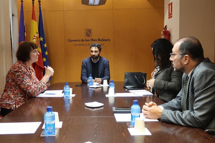 El director general de Relaciones Institucionales, Miquel ngel Coll, se reúne con el cuerpo consular