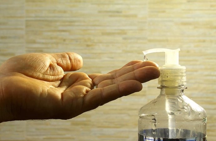 Imagen de archivo de una botella de gel desinfectante para manos.