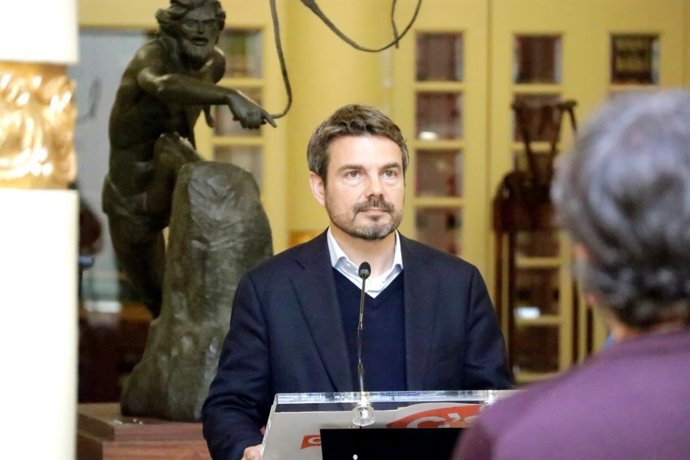 El portavoz de Cs, Marc Pérez-Ribas, atiende a los medios.