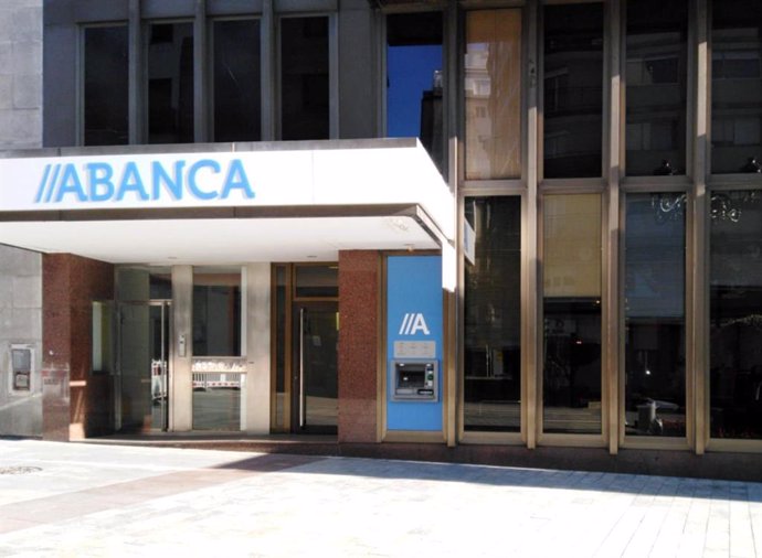Antigua sede de Banco Caixa Geral y oficina principal en Vigo, con la imagen de Abanca.