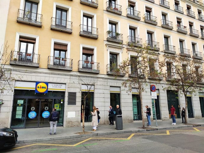 Colas en la puerta de supermercado Lidl tras decretarse el estado de alarma