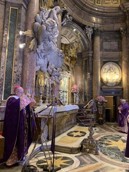 El arzobispo de Zaragoza, Vicente Jiménez, preside la misa celebrada este domingo, 15 de marzo, en el Pilar, sin fieles, que es seguida por Youtube por 10.000 personas.